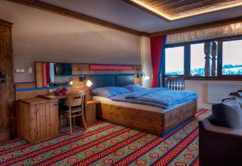 Wellness Penzion Strachan has rooms with a private hot tub