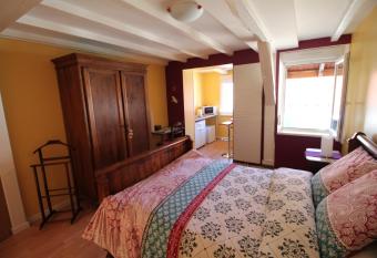 La chambre aux hirondelles allows 18 year olds to book a room