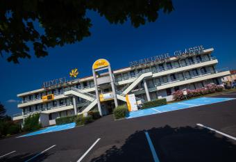 Premi  re Classe Clermont Ferrand Nord allows 18 year olds to book a room