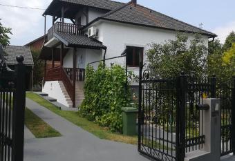 Holiday Home Baotic allows 18 year olds to book a room