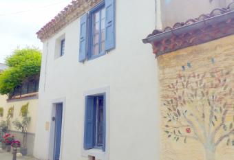 Cottage de Ly s - vue sur la Cit   m  di  vale has Balcony rooms