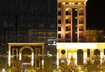 Apartment No 5 has rooms with a private hot tub