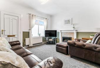 Silver Stag Central, great central location with free parking, sleeps 4 has Balcony rooms