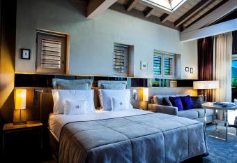 Jiva Hill Resort - Gen  ve has rooms with a private hot tub