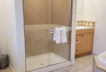 The Mammoth Inn has rooms with a private hot tub