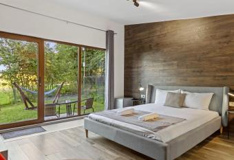 Silver Bungalow has rooms with a private hot tub