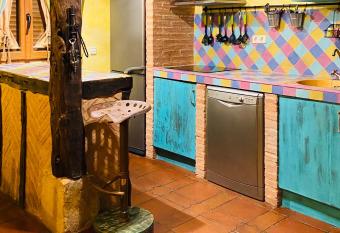 Casa rural La Antigua Vaqueria has rooms with a private hot tub