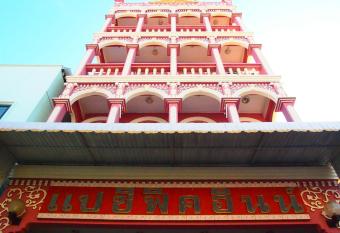 Pacific Inn allows 18 year olds to book a room