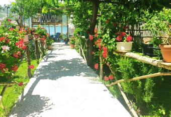 ERDA LAKESIDE Guesthouse has Balcony rooms