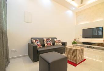 Landed Cozy House Near SPICE, Airport allows 18 year olds to book a room