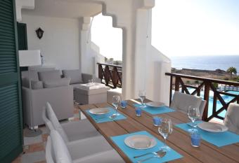 Rocas del mar - Costa del Silencio allows 18 year olds to book a room