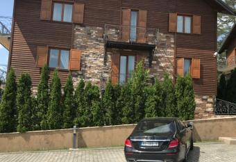 Green hill luxury apartment has Balcony rooms