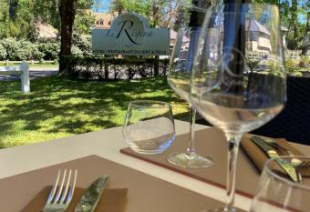 Le Regina H  tel restaurant has Balcony rooms