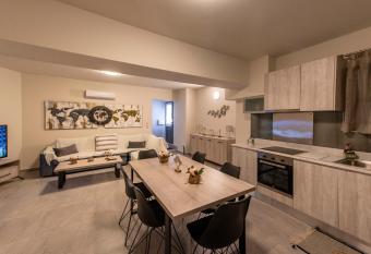 Theo and MS Luxurious Apartments has Balcony rooms