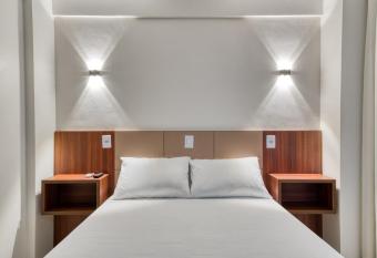 Hotel Sau  pe allows 18 year olds to book a room