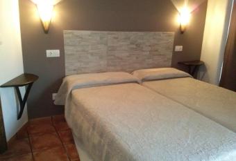 Hostal Suetxe has rooms with a private hot tub