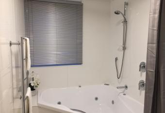 Apartment 65 Akaroa has rooms with a private hot tub