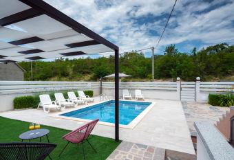 Luxury apartments with gallery, heated pool only for you-KLIS CRO allows 18 year olds to book a room