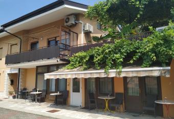 Accomodation Pertout has Balcony rooms