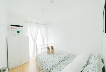 Charming Brand New 2 Bedroom Condo @One Oasis allows 18 year olds to book a room