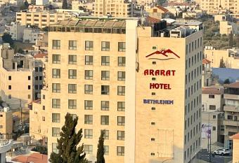 Ararat Hotel has rooms with a private hot tub