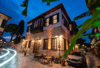 Cedrus Hotel allows 18 year olds to book a room