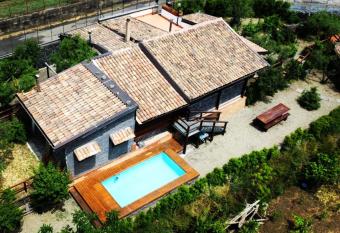 Villa Gorna has rooms with a private hot tub