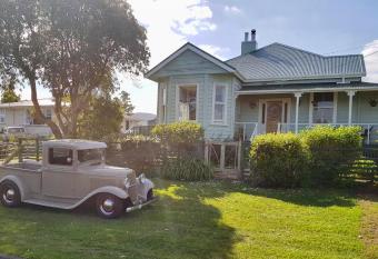 Araluen Cottage allows 18 year olds to book a room