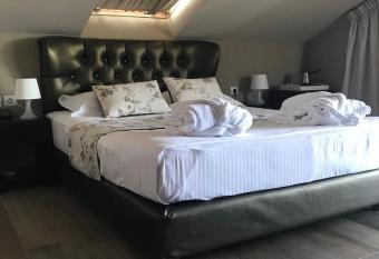 Principal New Leisure Hotel has rooms with a private hot tub