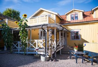 Epokg  rden allows 18 year olds to book a room