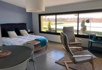Gite-Grand studio contemporain proche Toulouse dans domaine Equestre allows 18 year olds to book a room