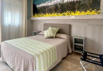 Hostal Noli has Balcony rooms