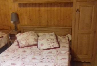 les rosiers n  2 has Balcony rooms