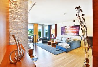 Geinberg5 Private Spa Villas has rooms with a private hot tub