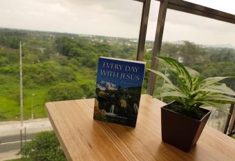 Cool Suites at Wind Residences Tagaytay Staycation- IM HANA 1 has Balcony rooms