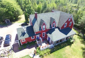 Little Shemogue Inn has rooms with a private hot tub