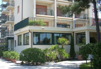 Hotel Paris has Balcony rooms