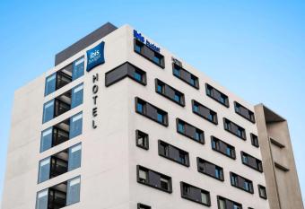 ibis budget Santiago Providencia allows 18 year olds to book a room