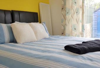 (7SM-01)Dreams Serviced Accommodations- Staines/Heathrow allows 18 year olds to book a room