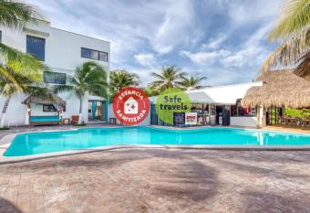 Hotel Ojo De Agua allows 18 year olds to book a room