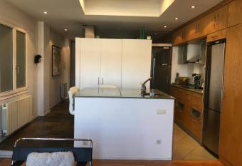 Old Town & River (Casco Viejo Bilbao) E-BI 1138 has rooms with a private hot tub