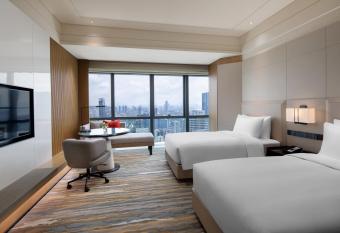Crowne Plaza Shenzhen Nanshan, an IHG Hotel has rooms with a private hot tub