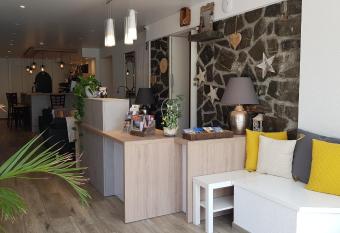 Le Chabi has Balcony rooms