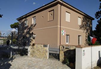 La California has Balcony rooms