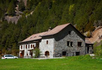 Refugio de Bujaruelo allows 18 year olds to book a room