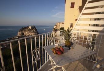 Le Tolde del Corallone allows 18 year olds to book a room