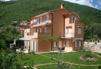 Apartments Mogorovi   has Balcony rooms