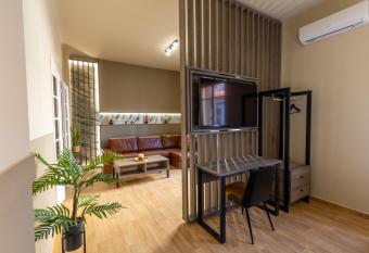 NOHO Boutique , premium living Dikeou 8 has rooms with a private hot tub