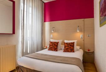 H  tel Edmond Rostand allows 18 year olds to book a room