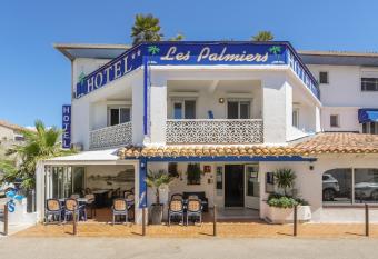 Hotel Les Palmiers En Camargue has Balcony rooms